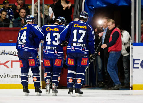 Tomas Surovy, Linköping, får hjälp att ta sig av isen.