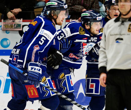 Daniel Fernholm, Linköping, hjälper Tomas Surovy av isen