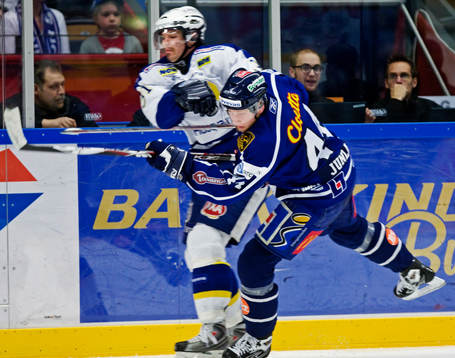Jonas Junland, Linköping, tacklar Björn Melin, HV71