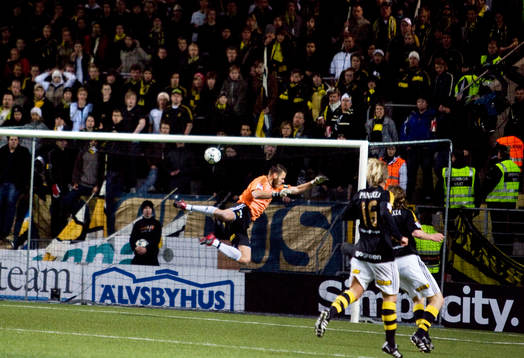 Daniel Örlund, målvakt, AIK, ser bollen åka i mål