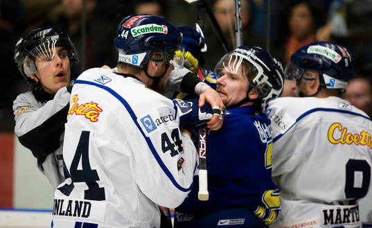 bråk med Jonas Junland och Jari Kauppila