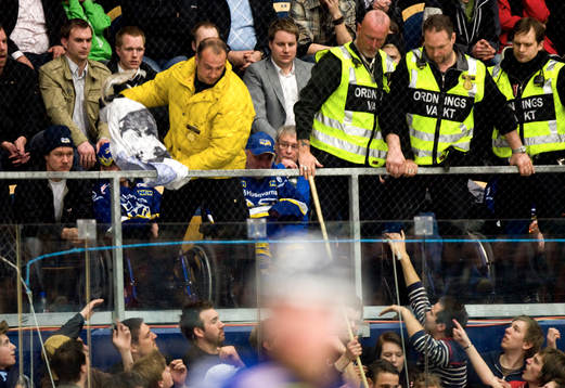 Vakt tar en flagga från Linköpings supporter