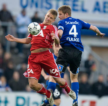Pontus Wernbloom tar ner bollen på bröstet, Tommy