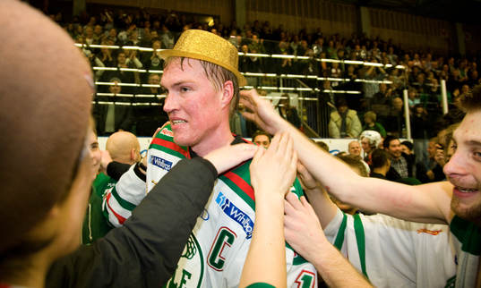 Rögle klara för elitserien, jubel. Kenny Jönsson, tackar