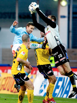 Johan Wiland, målvakt, Elfsborg räddar framför Niklas