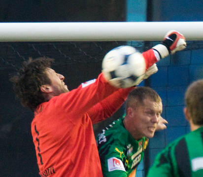 Rami Shaaban,målvakt,  missar bollen