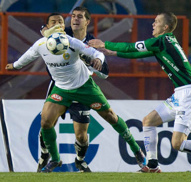 Dime Jankulovski, målvakt, tar grepp på Charlie Davies