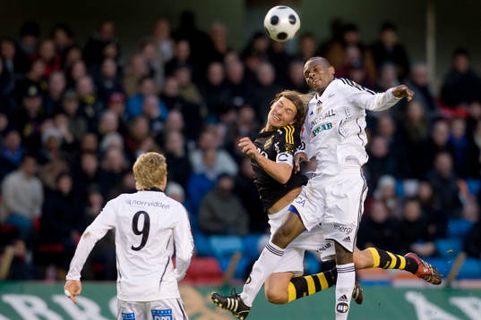 Daniel Tjernström, AIK, och Robert Mambo Mumba, Sundsvall