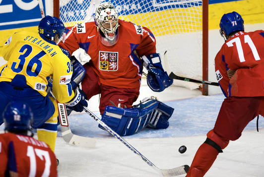 Anton Strålman gör 1-0 för Sverige på Milan Hnilicka,