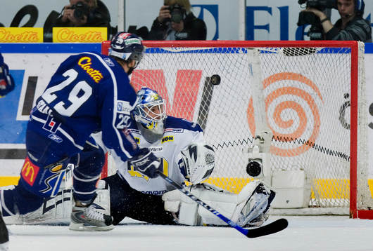 Stefan Liv, målvakt HV71 räddar ett skott av Kim Staal,