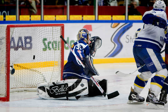Pucken i målet bakom Ratislav Stana, Målvakt Linköping