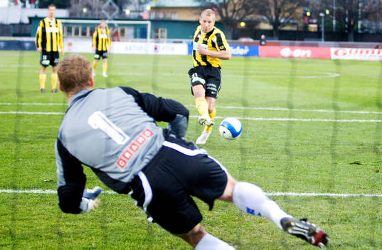 Jonas Henriksson, Häcken, slår in en straff bakom Pär