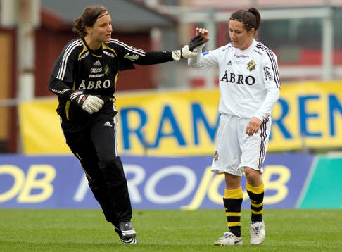 Sofia Lundgren, målvakt, och Lisa de Vanna, AIK