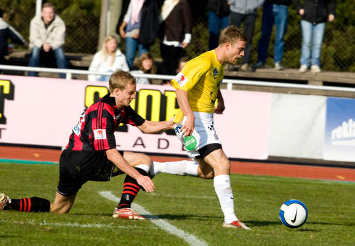Tvåmålsskytten Joel Johansson, Falkenberg och på knä
