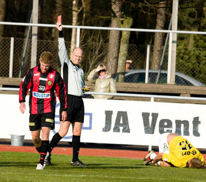 Michael Almebäck, Brommapojkarna, utvisning, rött kort,