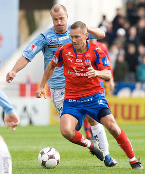 Marcus Lantz håller undan för Hasse Berggren