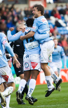 2-2, Amadou Jawo, har kvitterat på övertid och grattas.