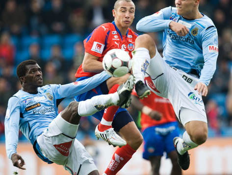 Henrik Larsson mot två Gefle-spelare
