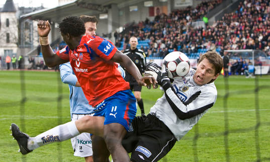 Mattias Hugosson, målvakt och Razak Omotoyossi