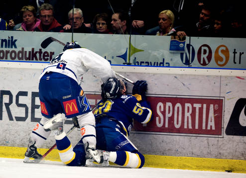 Andreas Jämtin, tacklas illa av Tony Mårtensson