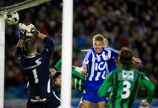 0-0, här det bortdömda målet som Pontus Wernbloom nickar