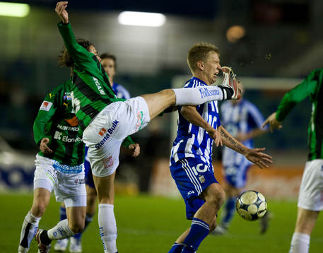 Spark i ansiktet, Pontus Wernbloom träffas av en känga