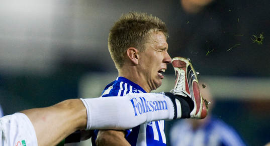 Spark i ansiktet, Pontus Wernbloom träffas av en känga