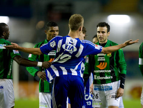 Spark i ansiktet, Pontus Wernbloom träffas av en känga