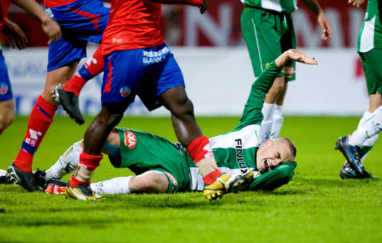 Petter Andersson, Hammarby, får en småll i huvudet