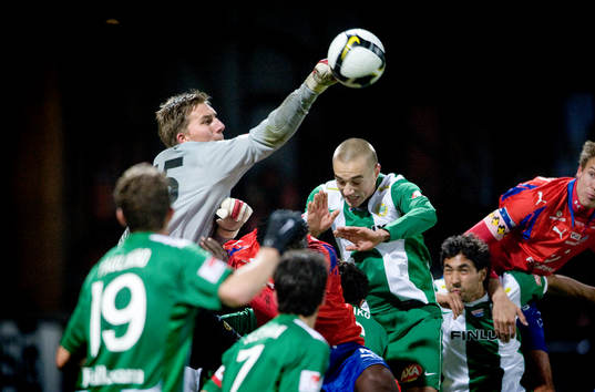 Kristoffer Björklund, målvakt, Hammarby, slår undan
