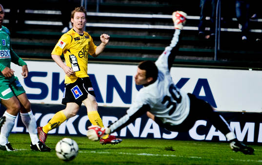Fredrik Berglund, Elfsborg, skjuter, Michal Slawuta,