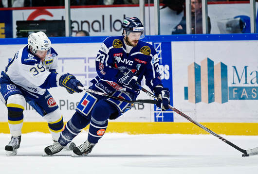 Jukka Voutilainen, HV71, försöker ta pucken av Niklas