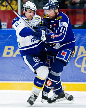 Josef Melichar, Linköping, trycker till Johan Halvardsson,