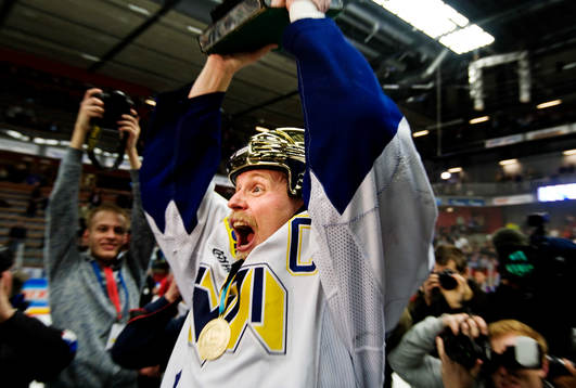 Johan Davidsson, HV71, höjer bucklan. Guldglädje, jubel,