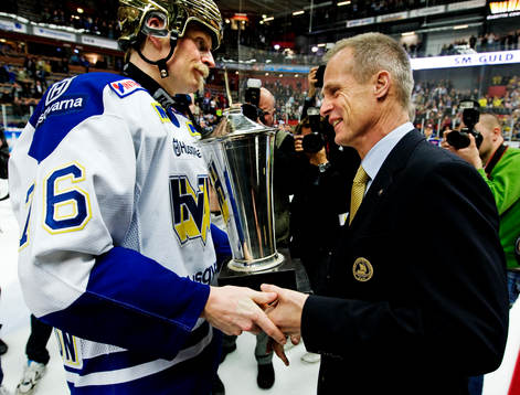 Johan Davidsson, HV71, får bucklan av Christer Englund.