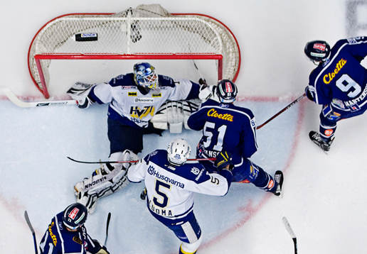 Bilden visar hur skottet från Tony Mårtensson,