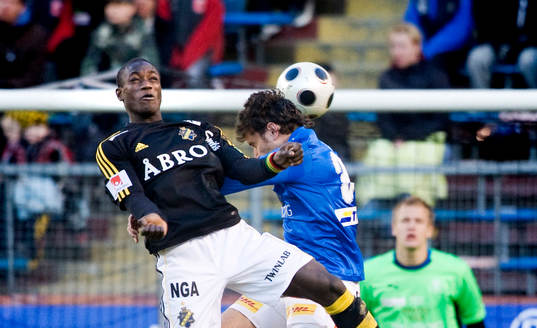 Saihou Jagne, AIK, i nickduell med Mattias Nylund,