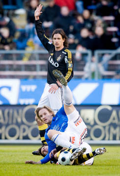 Jonas Bjurström, Trelleborg,  lägger sig över Jorge