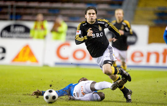 Bojan Djordjic, AIK, sparkas ned av Michael Mensah,