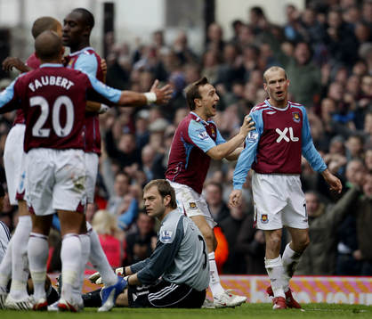 Fredrik Ljungberg, West Ham, jubel med lagkamrater. Roy