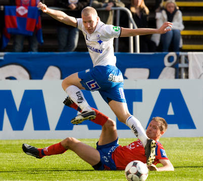 Andreas Whass rensar undan framför Erik Wahlstedt