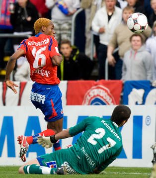 2-1, René Makondele förbi Nuredin Bakiu, målvakt,