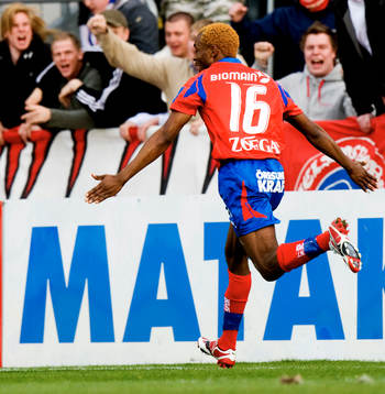 2-1, René Makondele, jubel ikapp med klacken