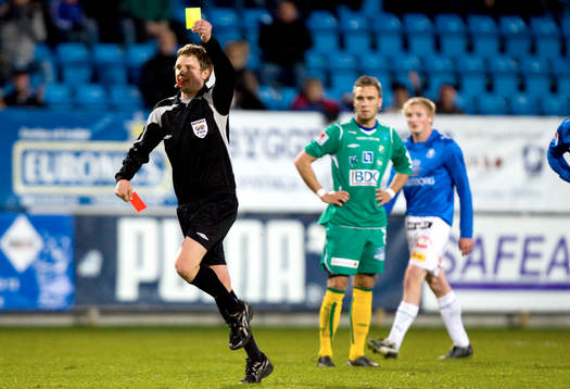 Markus Strömbergsson, domare delar ut rött kort till