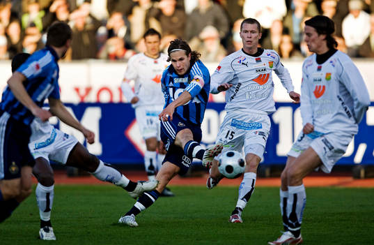 Sebastian Rajalakso, Djurgården, skjuter ett skott på mål