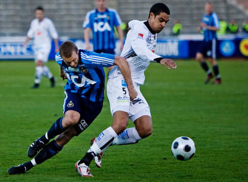 Mattias Jonson, Djurgården, i kamp om bollen med Bobbie