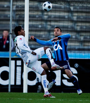 Wanderson do Carmo, Gais, med bollen framför Lance Davids,