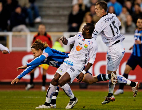Sebastian Rajalakso, Djurgården, fälls av Ikpe Ekong,