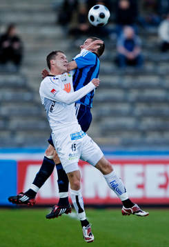 Fredrik Lundgren, Gais, vinner boll mot Sölvi Ottesen,