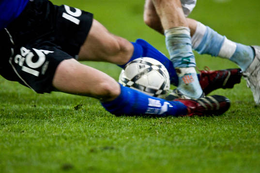 Fot, boll, ben, tackling, glidtackling, gräs, gräsplan,